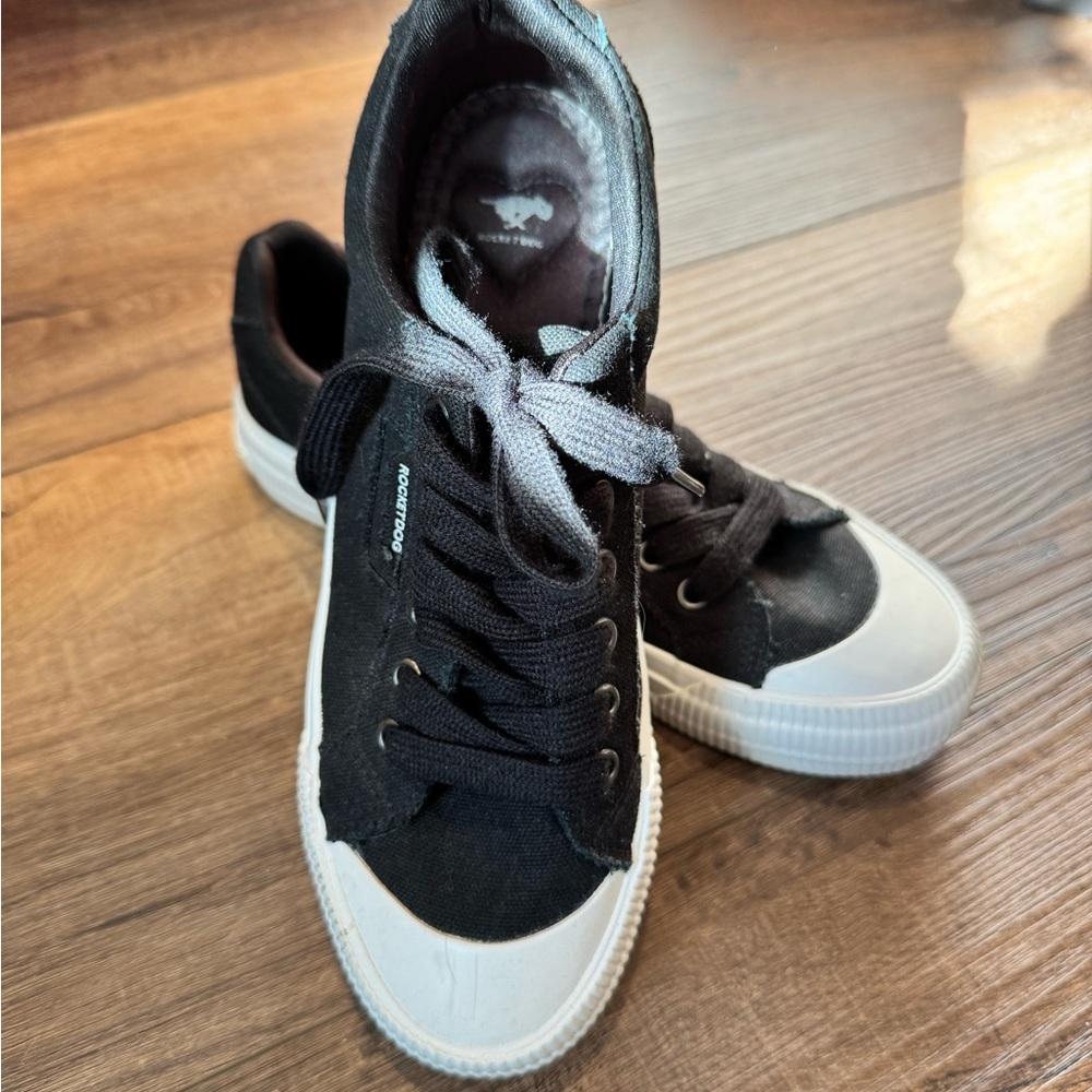 Rocket Dog Women's Black Cheery Comfort Plush Foam Sneaker